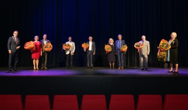 De eerste groep, met geheel links burgemeester Janssen.