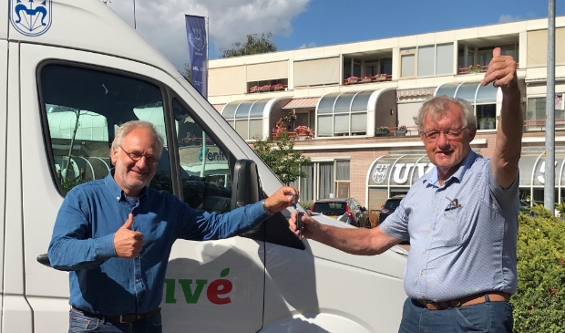 De sleutels van de bussen zijn overgedragen aan Stichting Gelukkig Ouder Worden