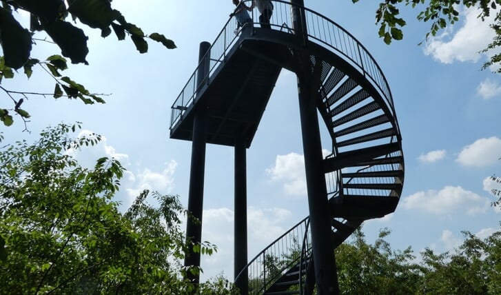 ,,Tijdens onze klompenpadwandeling bij Doorwerth kwamen we bij deze uitkijktoren terecht. Bovenop staan mijn man en vriend  te genieten van een prachtig uitzicht over de Nederrijn, de Betuwe en Nijmegen.