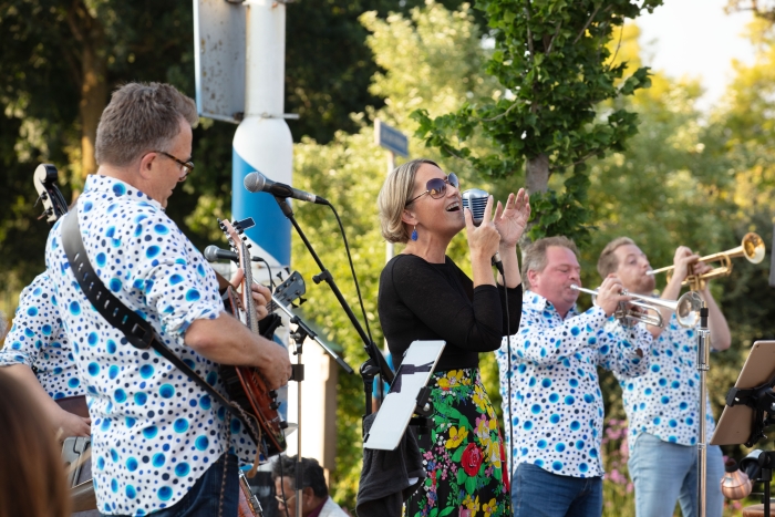 De musici van de Later als je Big Band hadden zelfs op anderhalve meter afstand veel lol.