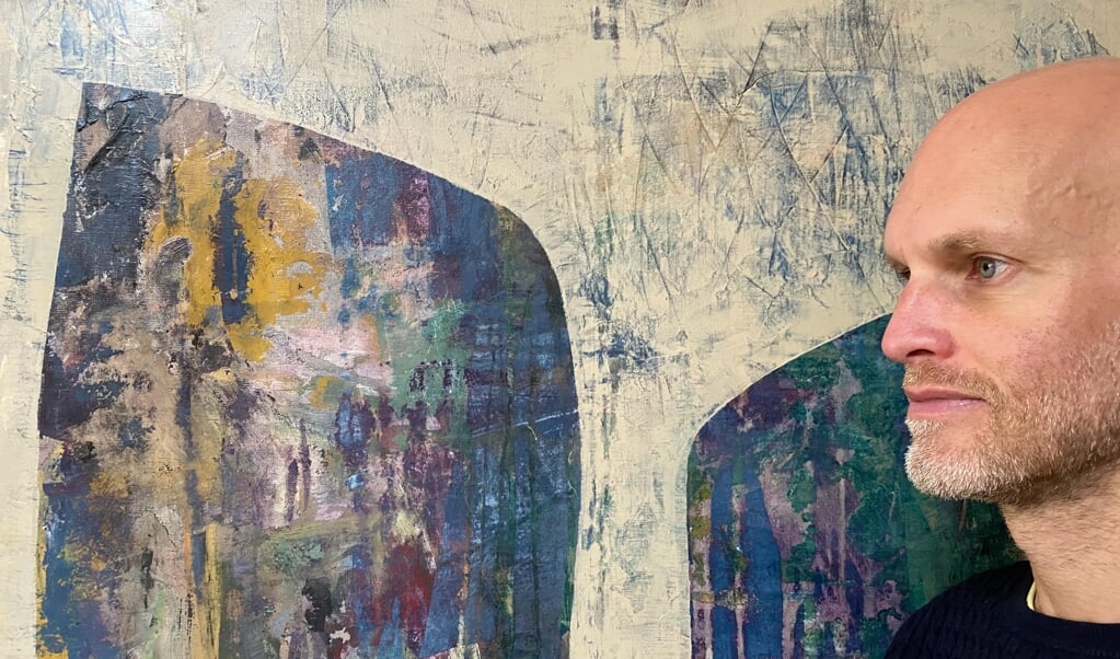Bastiaan van Amstel voor een van zijn abstracte kunstwerken.