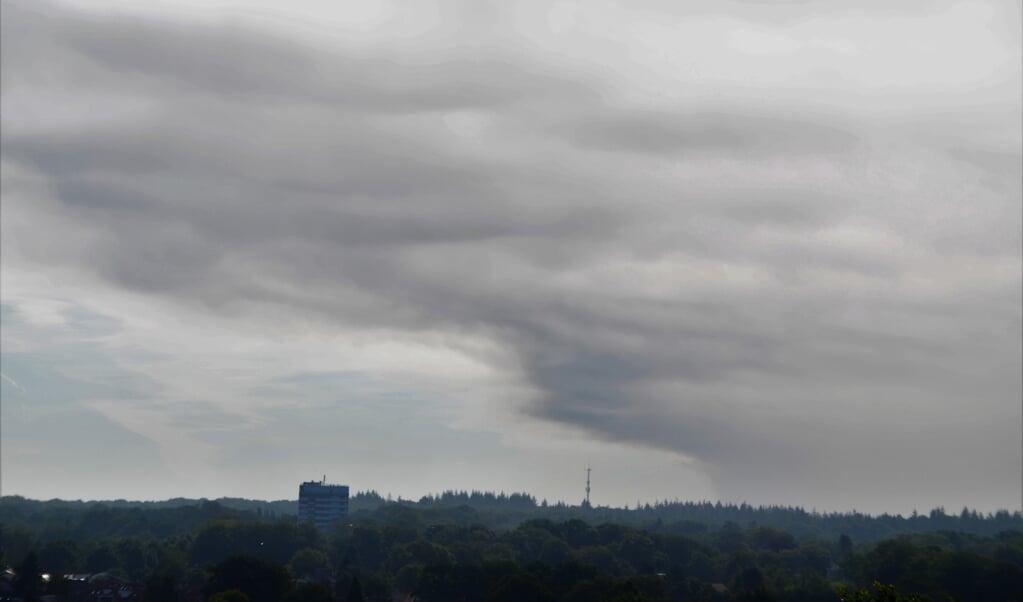 De rookpluim was vrijdagochtend al duidelijk zichtbaar in Ede. De rook is inmiddels ook te zien in de regio Utrecht. 