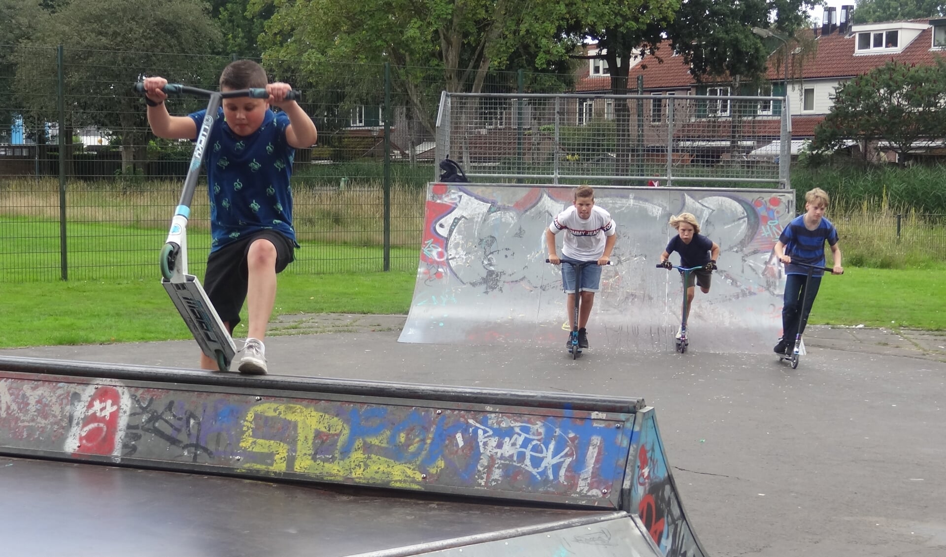 Rowan (links), Gijs, Gijs en Finn komen bijna dagelijks op de skatebaan aan de Dorpsstreek en zijn blij dat die wordt vernieuwd.