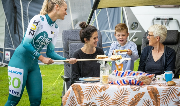 Marathonschaatser Irene Schouten deelt donderdag met haar schaatsploeg ‘kaaskussen’ uit aan achterblijvers op camping De Boomgaard in Bunnik. De vroege vogelactie markeert de start van de spomnsoring van de dames marathonschaatsploeg door FriesBlond Kaas.