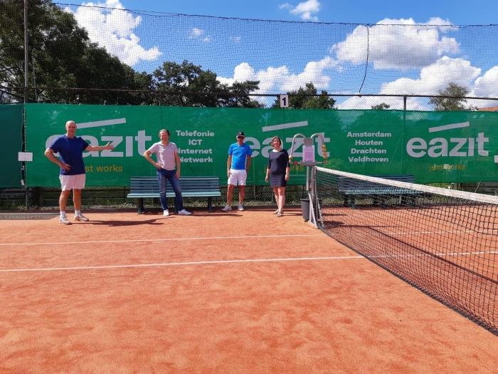 Gijs Middelweerd, Edwin van Buren, Cor van Veenendaal en Angeli van Buren voor nieuwe sponsordoek van Eazit