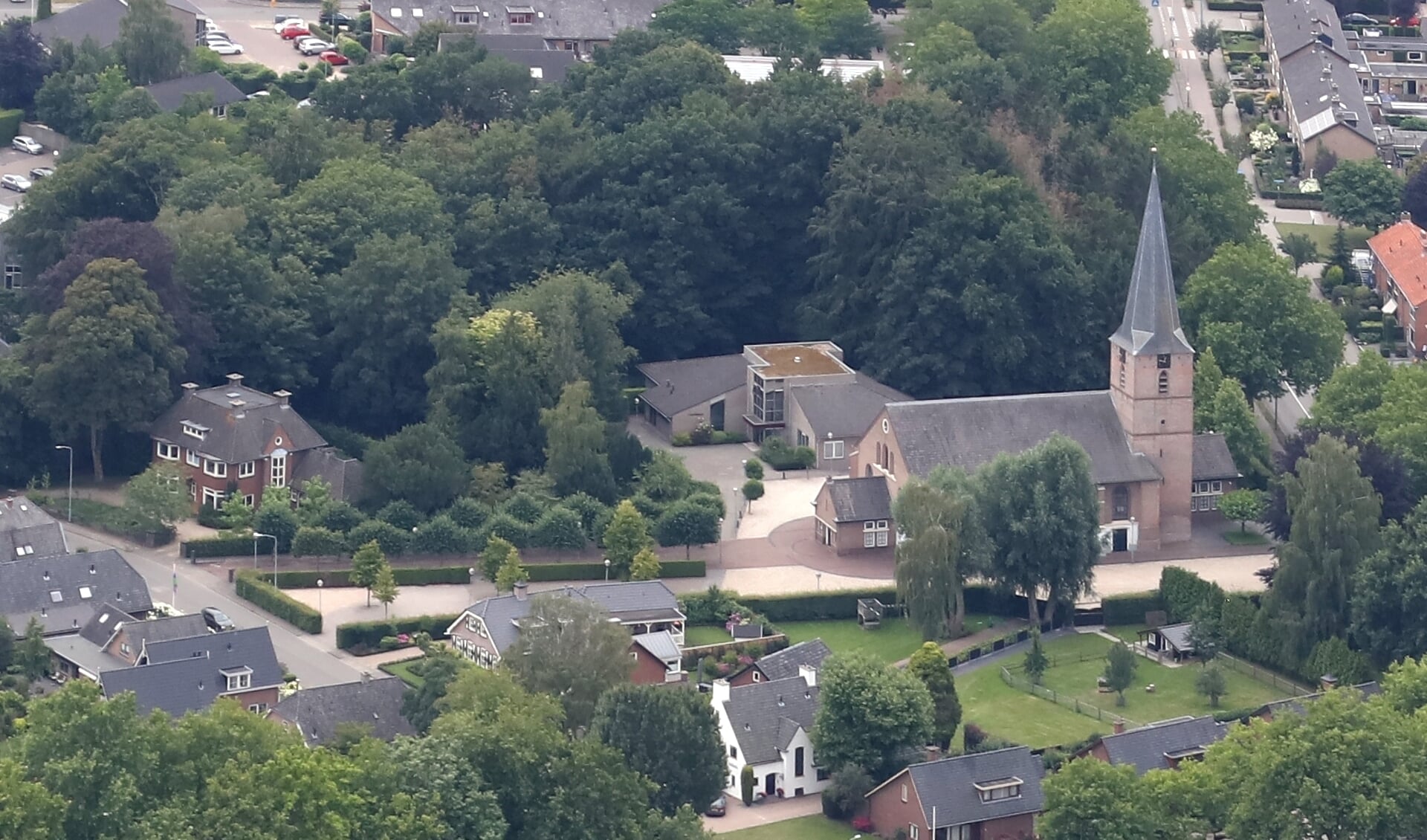 De tuin van de voormalige pastorie van de Dorpskerk heeft een monumentale status.