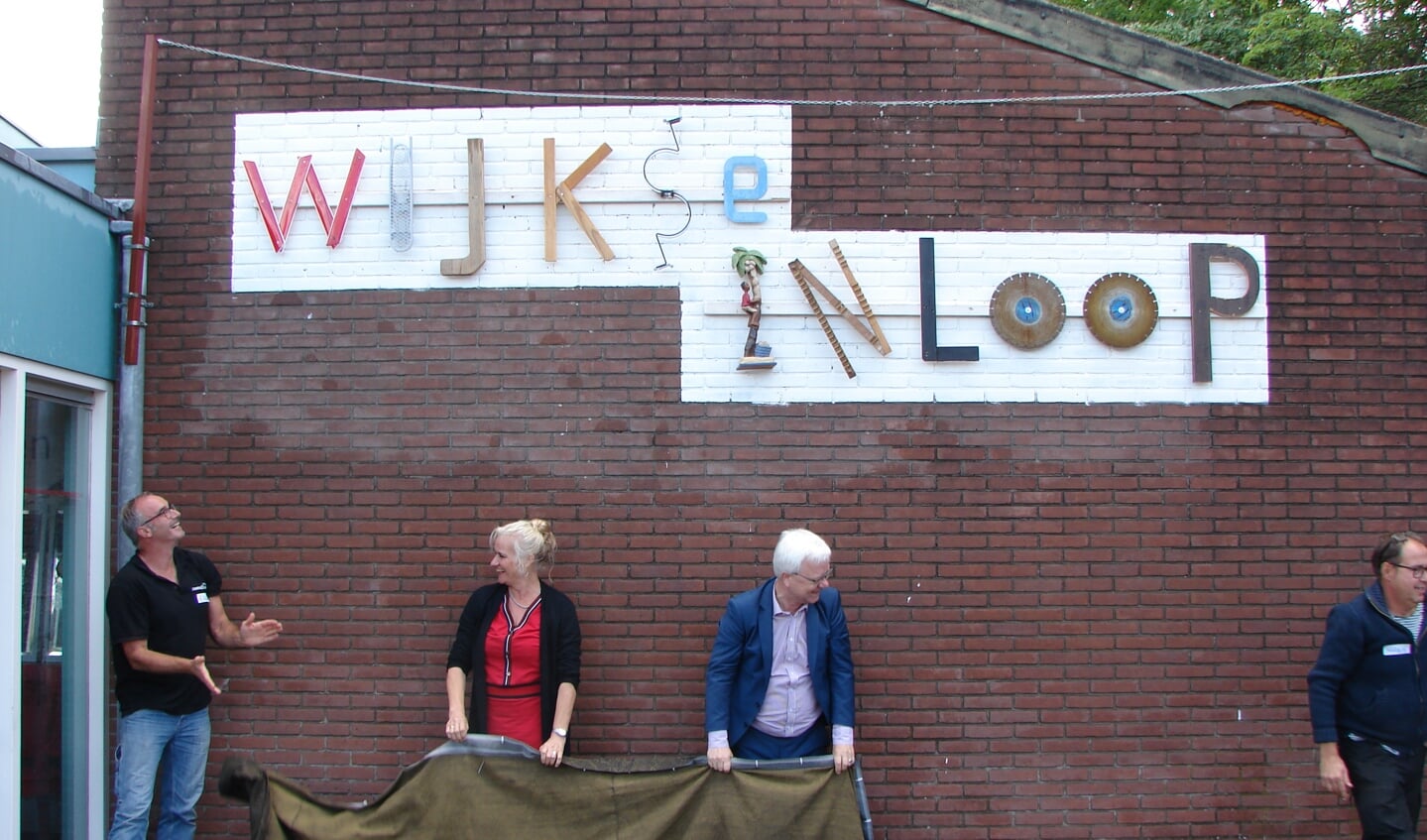 de wethouders Balemans en Kosterman  bij de onthulling van de Wijkse Inloop