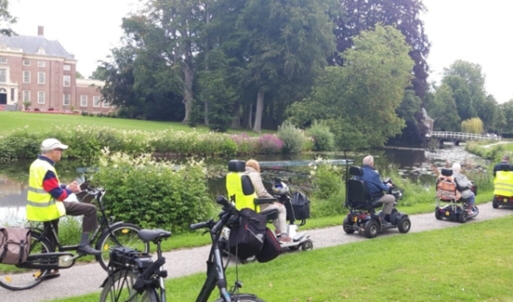 De eerste gezamenlijke tocht van scootmobielers. 