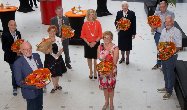 De gedecoreerden met de burgemeester op de foto.