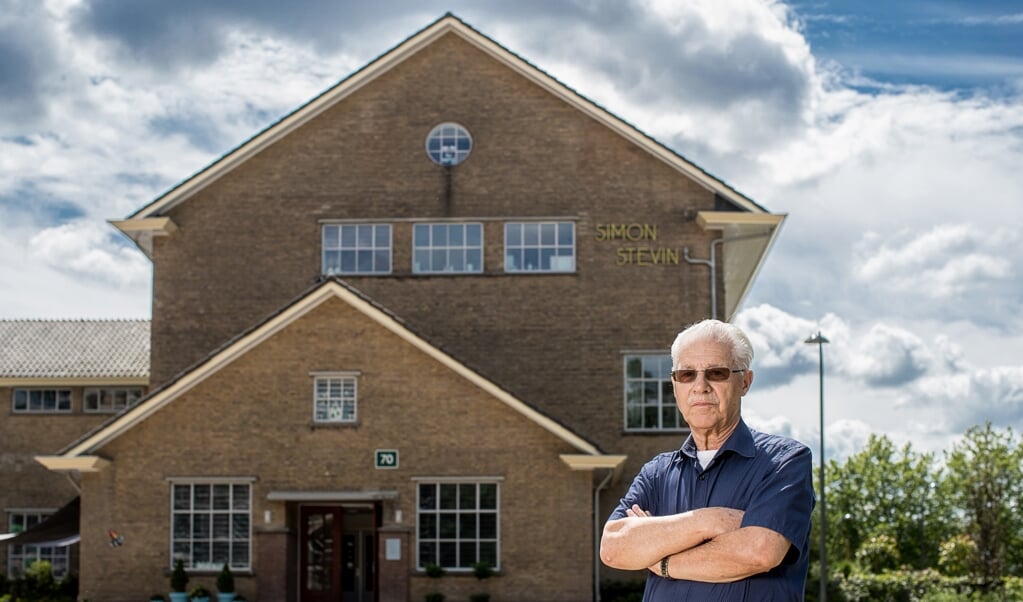 Rob Rijntalder voor het huidige appartementengebouw 70 op de Stevinkazerne. Zijn carrière begon hier in 1956 bij de Verbindingsdienst. 