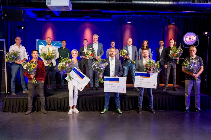 de pitchers en jury (achteraan)