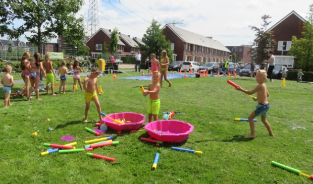 Wat geeft meer lol op een zonnige middag als met je vrienden spelen met water.