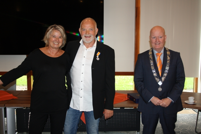 Wijbe met zijn vrouw Stanneke en Ruud van Bennekom op de foto.