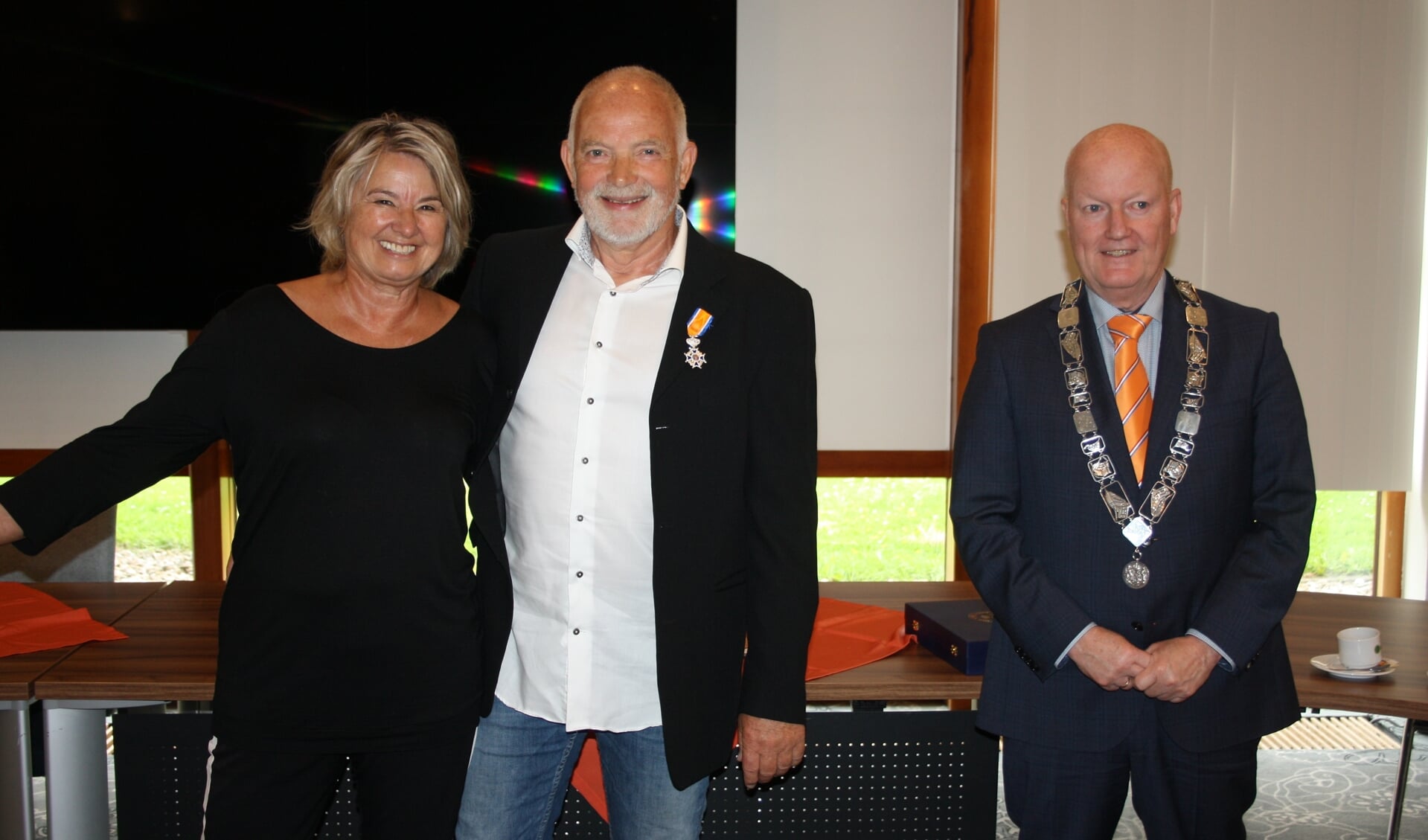Wijbe met zijn vrouw Stanneke en Ruud van Bennekom op de foto.