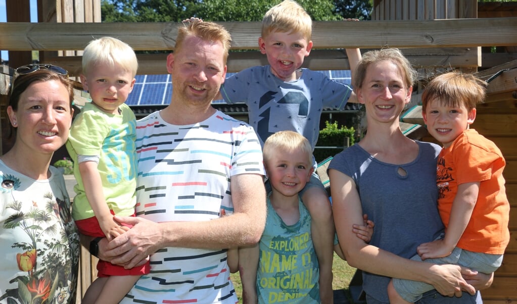 Sonja van Woersem (rechts), haar vriend Walter en hun kinderen Floris, Hugo en Simon. Op bezoek zijn haar vriendin Richelle (links) met haar zoon Rens.