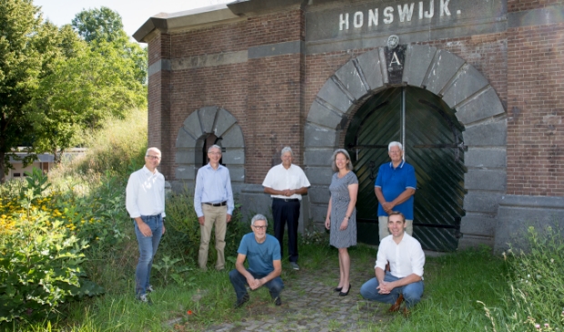 V.l.n.r. (staand) Jeroen van Strien, Martin Jansen, Tjerk Bruinsma, Gelinde Groeneveld, Jos Mittelmeijer. (zittend) Johan van der Gun, Reinoud Pince van der Aa