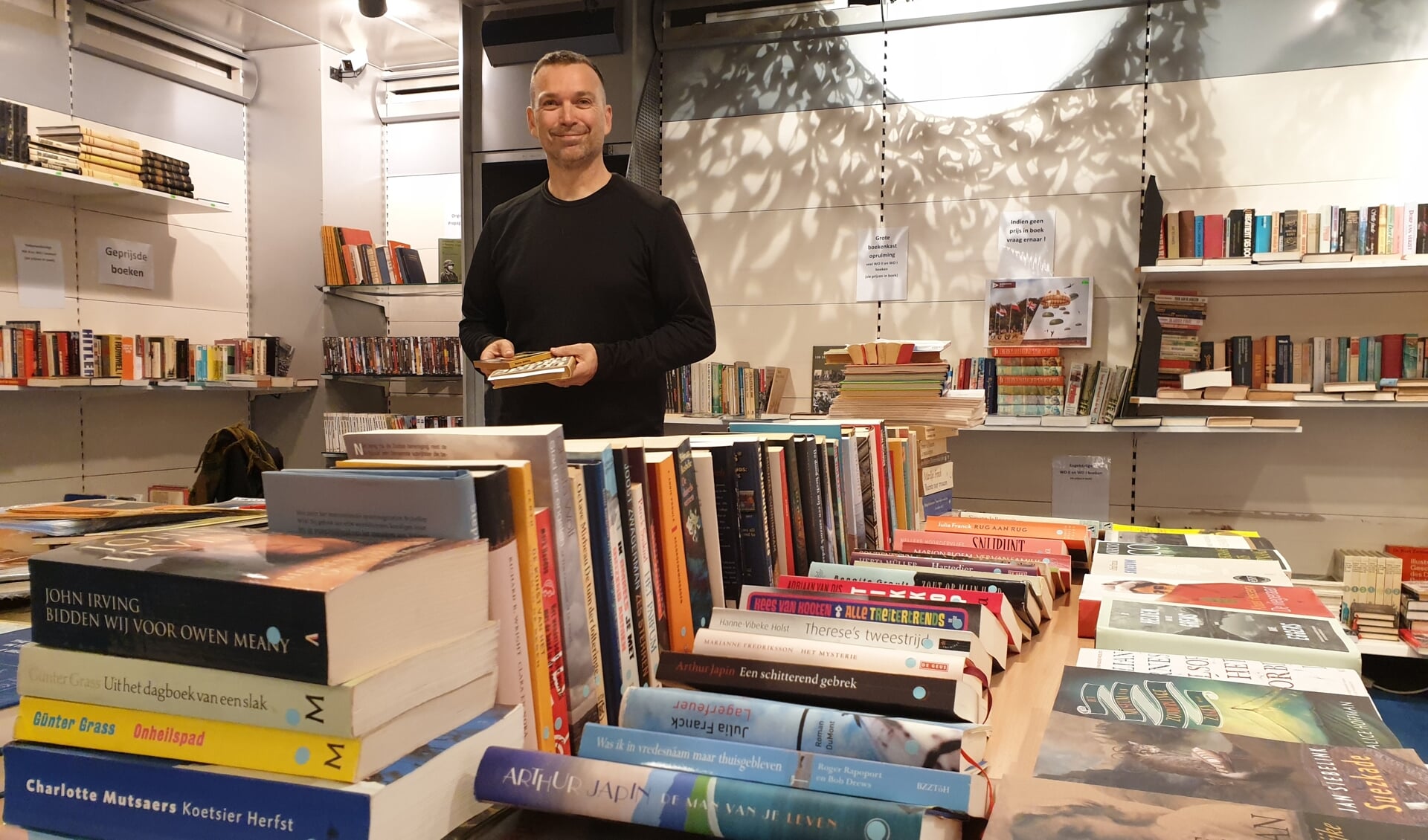 Huibert van Verseveld is initiatiefnemer van de pop-up boekenmarkt. 