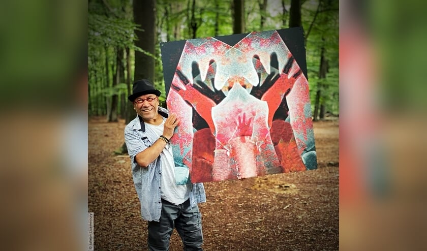 Kunstenaar met zijn nieuwe schilderij: Schreeuwen om Vrijheid