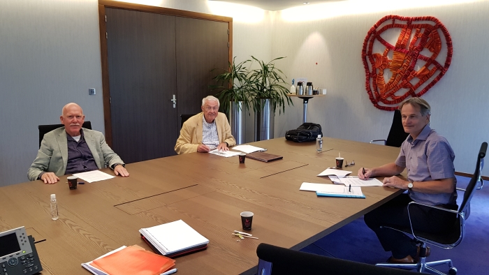 bestuur ondertekent de overeenkomst met de gemeente