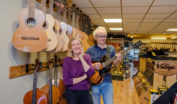 Liesbeth Steffens en Marius Beets  namen Muziekwinkel Zeist vier jaar geleden over. 