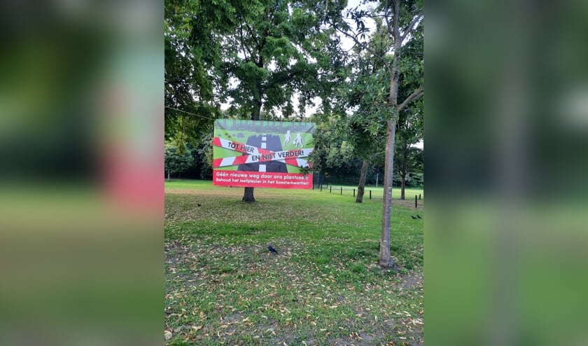 Een spandoek in de Groengordel, tegen de aanleg van een autoweg.