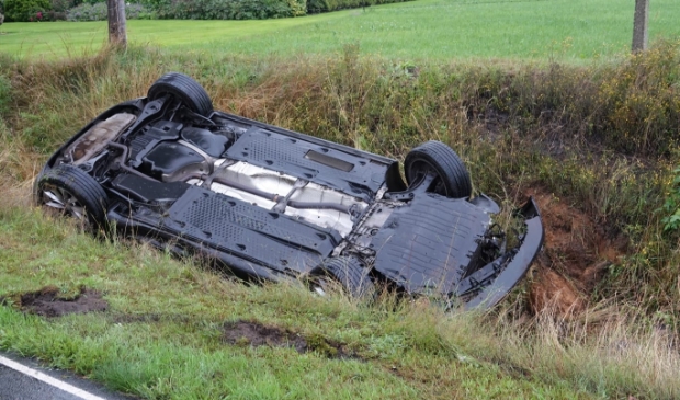 Auto Belandt Op De Kop In Sloot In Barneveld - Barneveldse Krant - Oozo.nl