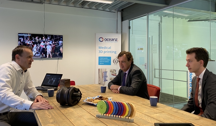 Burgemeester René Verhulst (m), wethouder Jan Pieter van der Schans (r) en accountmanager Martin Kraaijenvanger brachten een bezoek aan Oceanz 3D printing in Ede. CEO Erik van der Garde (l) vertelde hen meer over het proces, de techniek en toepassing