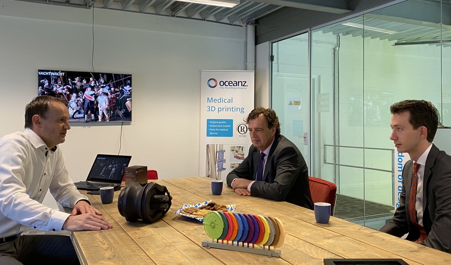 Burgemeester René Verhulst (m), wethouder Jan Pieter van der Schans (r) en accountmanager Martin Kraaijenvanger brachten een bezoek aan Oceanz 3D printing in Ede. CEO Erik van der Garde (l) vertelde hen meer over het proces, de techniek en toepassing