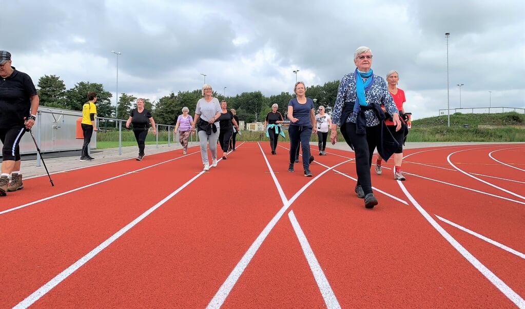 De Wandelfitters van de vrijdag, coronaproof op de atletiekbaan van de BAV. 