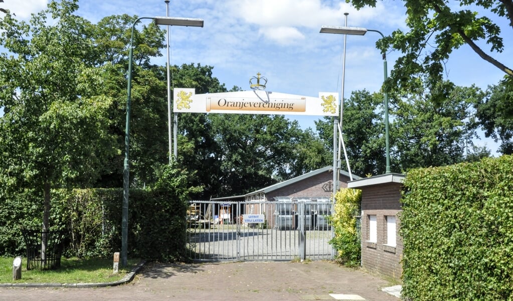 De poort van het terrein van de Oranjevereniging in Voorthuizen. Archieffoto uit 2020.