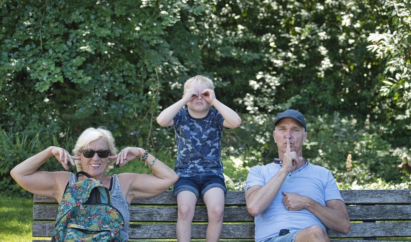 Donderdag 30 juli met kleinzoon een uitje gehad naar Ouwehands Dierenpark in Rhenen.
Op de bank uitgebeeld 'Horen…Zien….Zwijgen'.