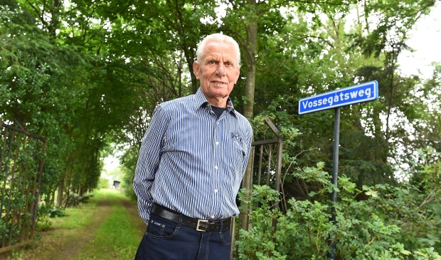 <p>Jan Vossegat in juli 2020 op zijn erf in Zelhem.</p>
