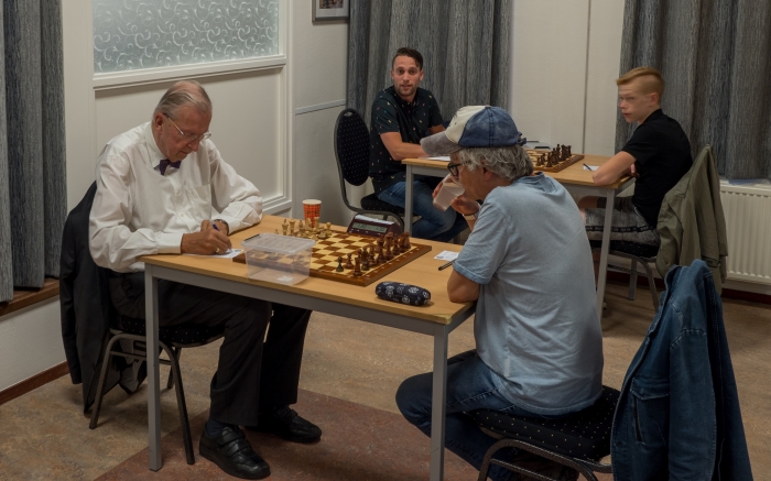 Kees Wessels (pet) wint fraai van Hans Klein