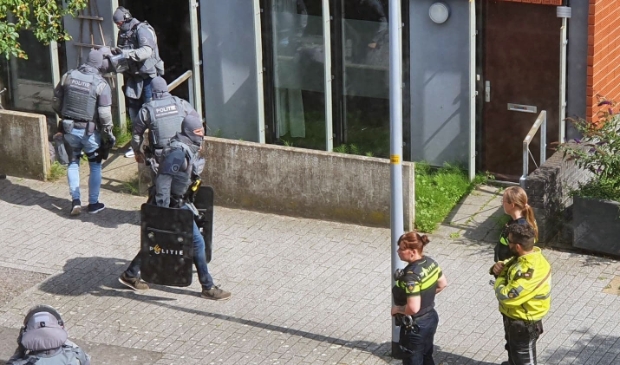 <p>De verdachte werd eind juli 2020 door een arrestatieteam van zijn bed gelicht.</p>