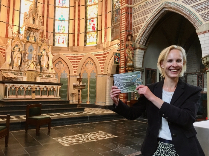 Tekstschrijver Nienke Peeters met boekje Tijdreis Amstelland.