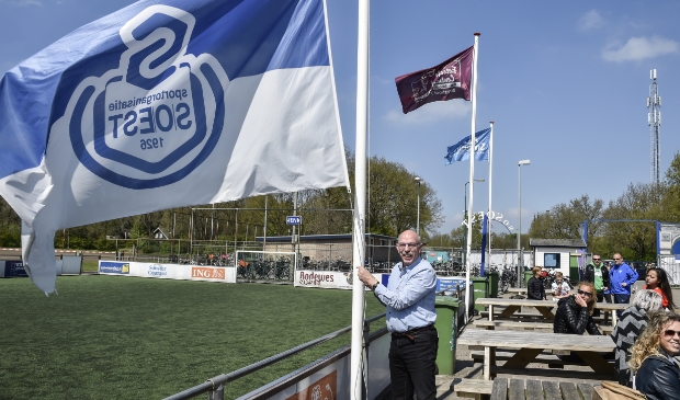 <p>Paul Smit, maar ook andere overleden leden van SO Soest, krijgen een herdenkingsplek op het voetbalcomplex.</p>