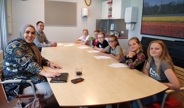 Leerlingen van Daltonschool Corlaer gingen in gesprek met de wethouder van onderwijs en hun eigen directeur.