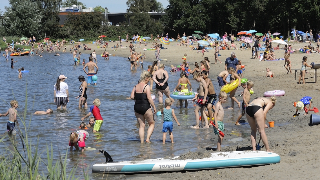 <p>Drukte op strand Nulde.</p>