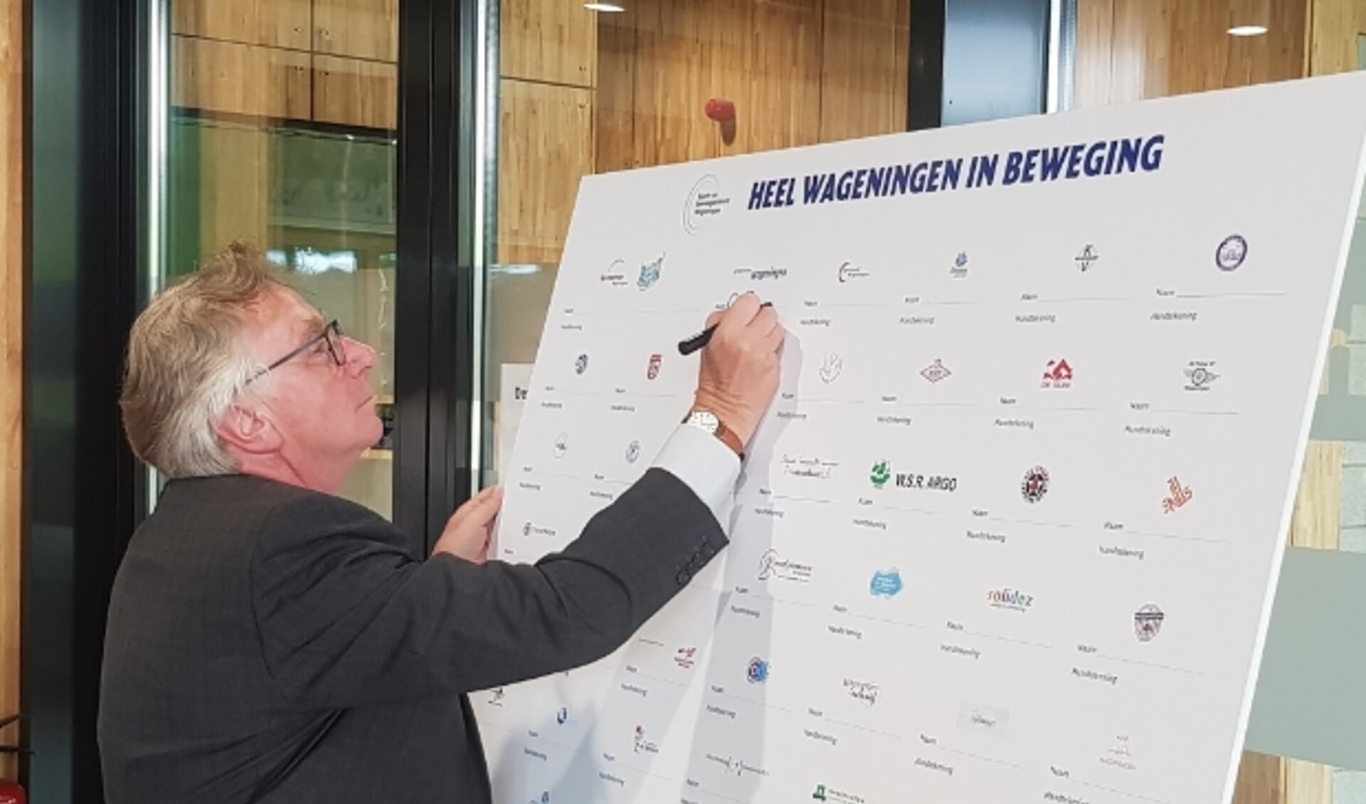 Burgemeester Geert van Rumund was namens de gemeente de eerste ondertekenaar van het Wagenings Sport- en Beweegakkoord. (foto: Kees Stap)