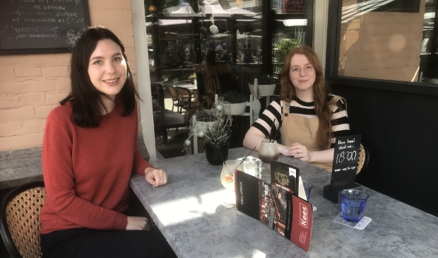 De raadsleden Laura Pellikaan en Dieuwertje Stevens samen in gesprek over de politiek in Gorinchem