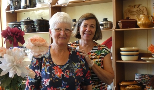 Julia Fonteine en Ria de Gier in 'het winkeltje' van de Weggeefwinkel.