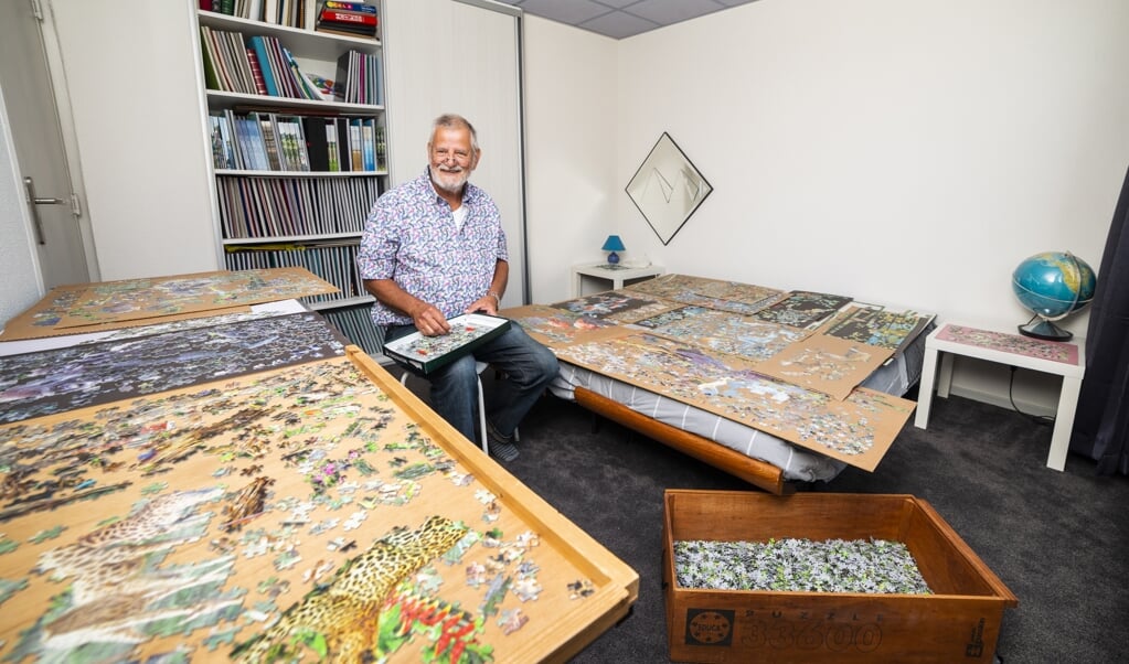 Jan Jonkvorst aan het werk. Op de voorgrond is de kist te zien waarin hij alle stukken heeft gehusseld. 