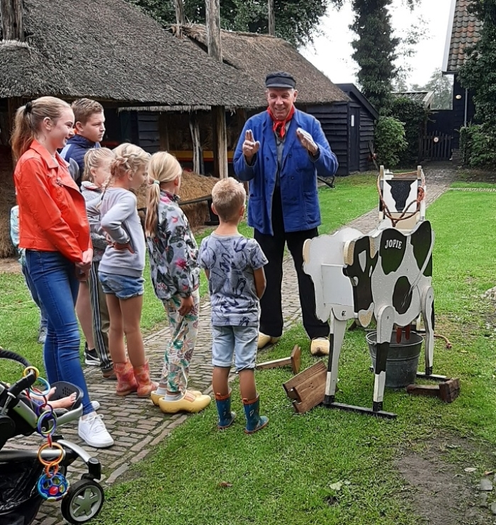 Boer Theo neemt de kinderen mee op pad.