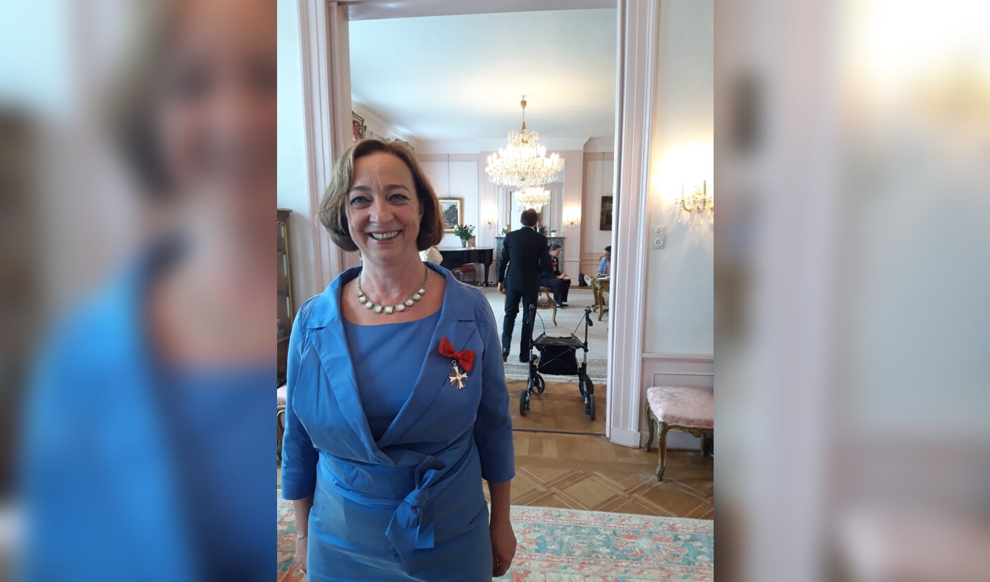 Dr. Mariacher met het 'Erekruis voor Wetenschap en Kunst' op de Oostenrijkse Ambassade.