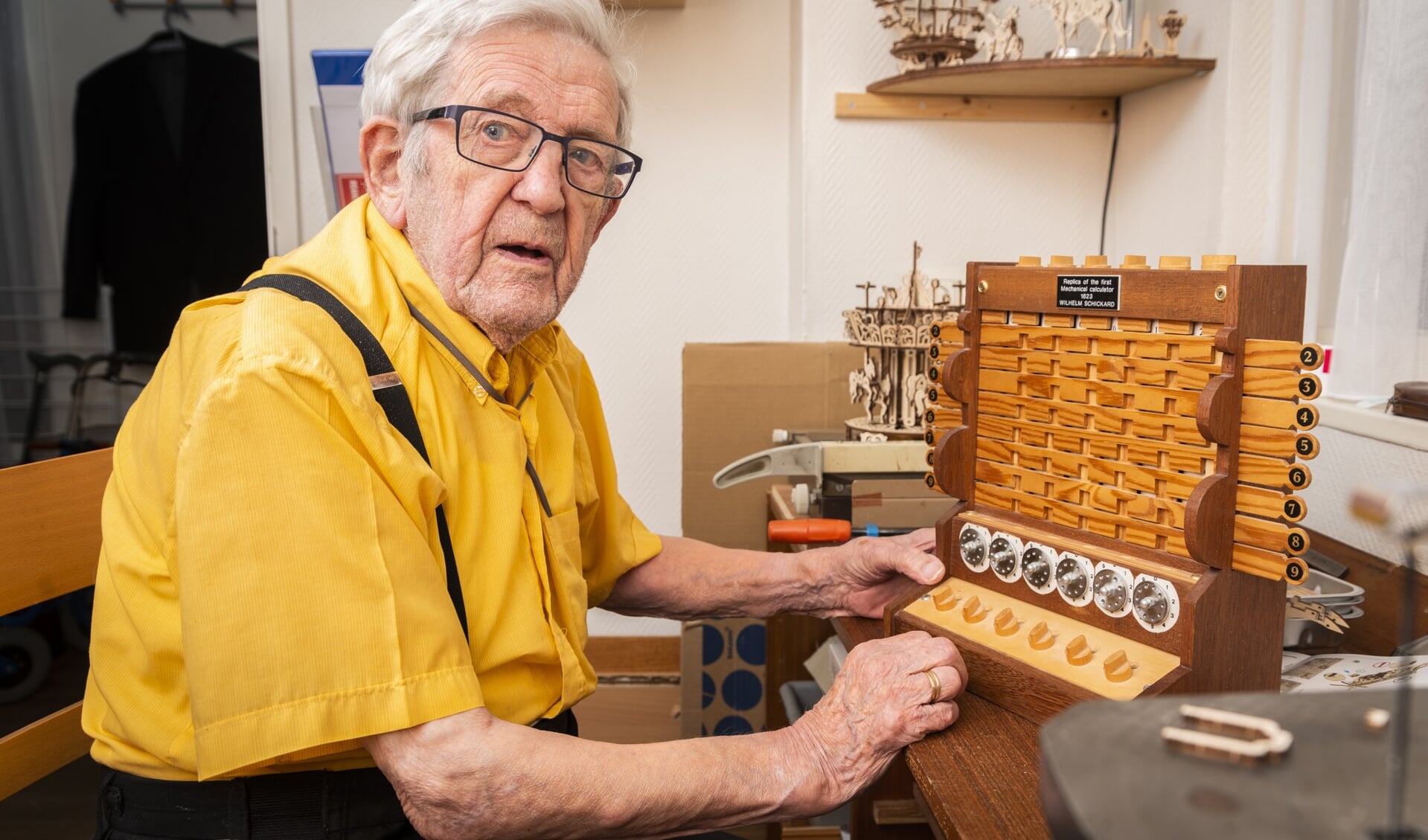 Knutselaar Peter Roubos met de eerste replica van de eerste mechanische rekenmachine. ,,Heel moeilijk is het niet hoor.