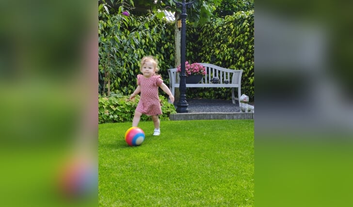 Thirza Hardeman speelt graag met de bal in de tuin bij opa en oma Liefting uit Lunteren.
Ze kan al aardig voetballen...