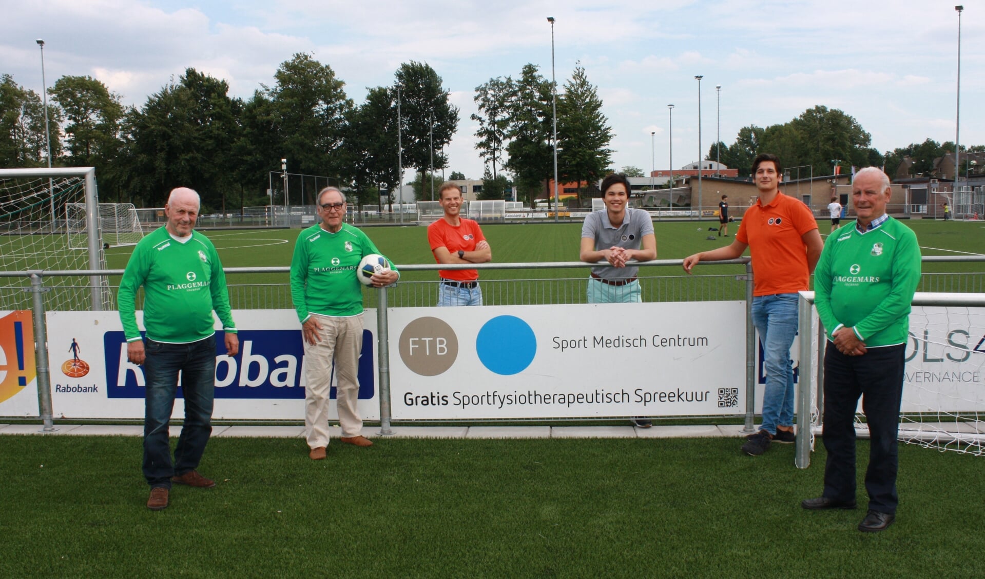 Van links naar rechts de initiatiefnemers van walking football in Baarn: Henny Westerveld, Theo de Man, Marcel Nowee (FTB), Michael van der Veer (FTB), Sebastiaan Dutman (FTB) en Nico Tomassen