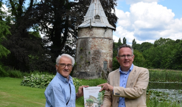 Peter Koch (links) reikt het eerste boek uit aan Herman Geerdes (rechts)