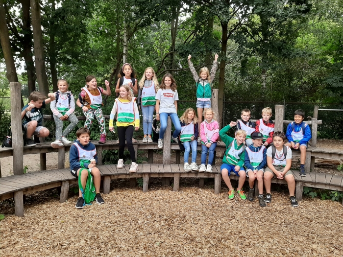 Groep 6 van de Prinsenakker op het schoolplein klaar om te wandelen!