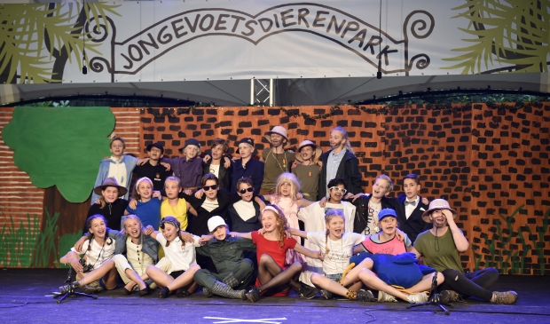 Groep 8 van De Werveling in de eindscène van de musical (en van de school) op het podium van Openluchttheater Cabrio.